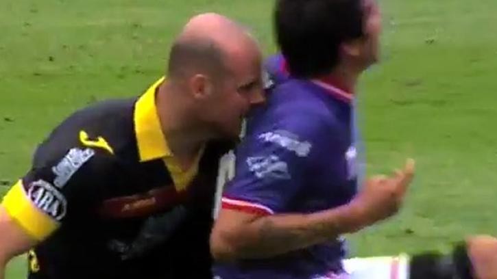 Futbal_brankár Gullotta_hryzie